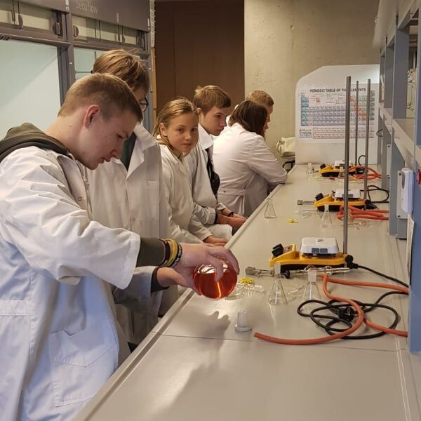 23.11.2023. Mazzalves jaunieši pēta ķīmijas pasauli Latvijas universitātes ķīmijas laboratorijā