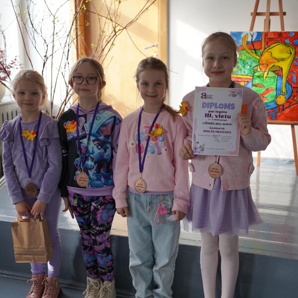 3.vieta 1.-2.klašu grupā, komandai "ZVAIGŽŅU PUĶU MEITENES"