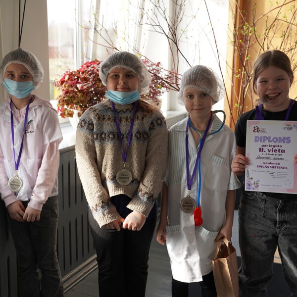 1.-2.klašu grupā 2.vieta  - "DROSMĪGĀS MEITENES"