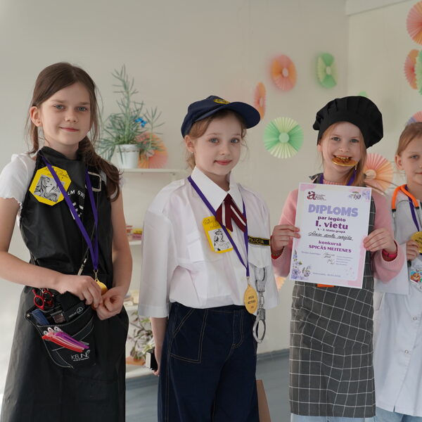 1.-2.klašu grupā 1. vieta - "Rokas darba nebijās"