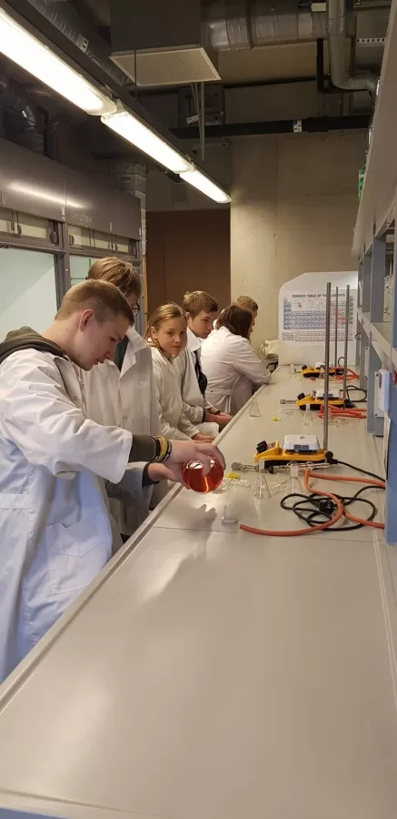 23.11.2023. Mazzalves jaunieši pēta ķīmijas pasauli Latvijas universitātes ķīmijas laboratorijā
